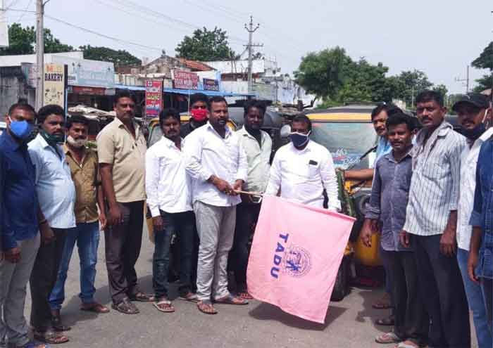 పేదలను ఆదుకోవడం అభినందనీయం