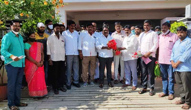 రైతులకు మెరుగైన సేవలందించాలి: అరూరి