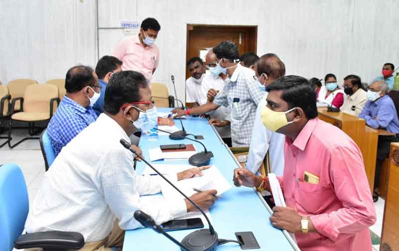 సమస్యల పరిష్కారంపై దృష్టి సారించాలి