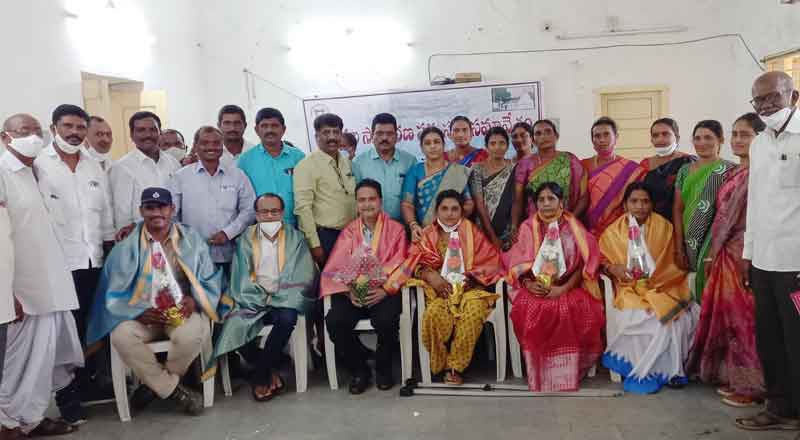 ప్రతి గ్రామం ఆదర్శంగా నిలువాలి