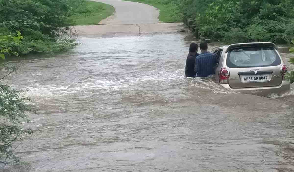 వ‌ర‌ద నీటిలో చిక్కుకున్న కారు.. ఇద్ద‌ర్ని కాపాడిన సిద్దిపేట పోలీసులు