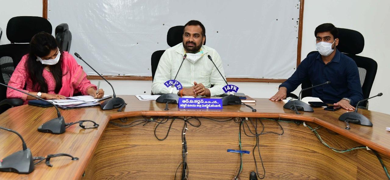 దళితబంధు లబ్ధిదారులతో కలెక్టర్ కర్ణన్ భేటి