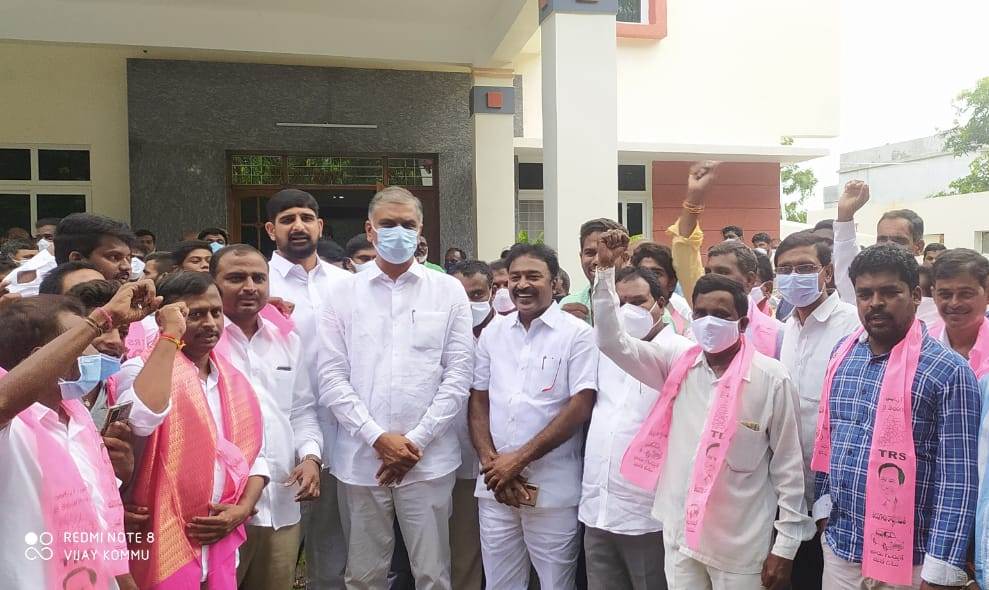 Huzurabad | మంత్రి హరీశ్‌రావు సమక్షంలో 200 మంది టీఆర్ఎస్‌లోకి..