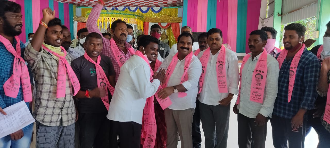 Huzurabad | టీఆర్ఎస్‌లోకి భారీగా చేరికలు.. గులాబీ కండువా కప్పుకున్న కోరపల్లి యువత