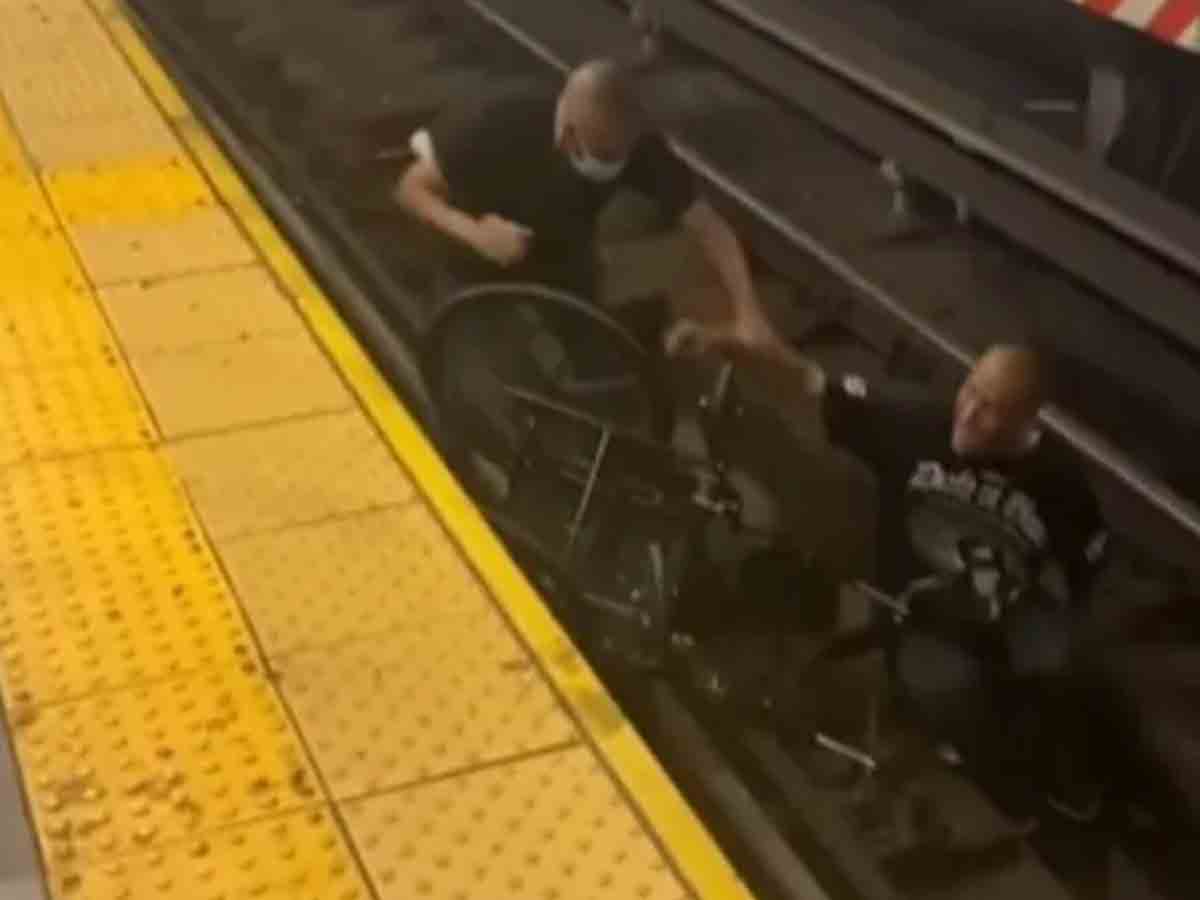 వీల్‌చైర్‌తో రైలు పట్టాలపై పడిన వ్యక్తి.. కాపాడిన ప్రయాణికుడు