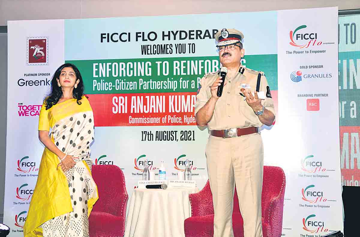 ఆలోచించి అడుగేస్తే సైబర్‌ నేరాలను అడ్డుకోవచ్చు