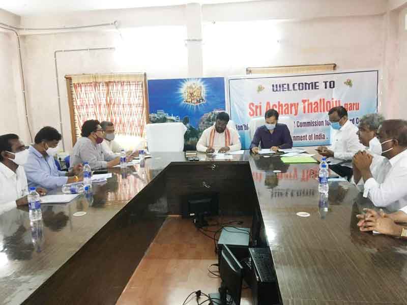 భూనిర్వాసితులకు పరిహారాన్ని చెల్లించాలి