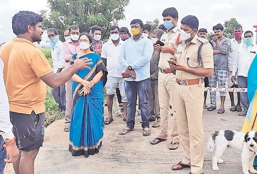 వరద ఉధృతికి కొట్టుకుపోయారు