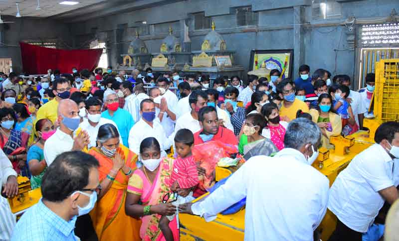 యాదాద్రిలో భక్తుల సందడి