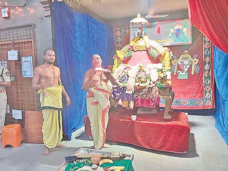 యాదాద్రీశుడి ఖజానాకు రూ. 14,74,417 ఆదాయం