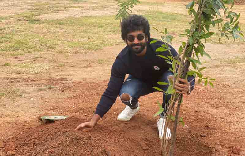 గ్రీన్‌ ఇండియా చాలెంజ్‌లో మొక్కనాటుతున్న హీరో ఆది