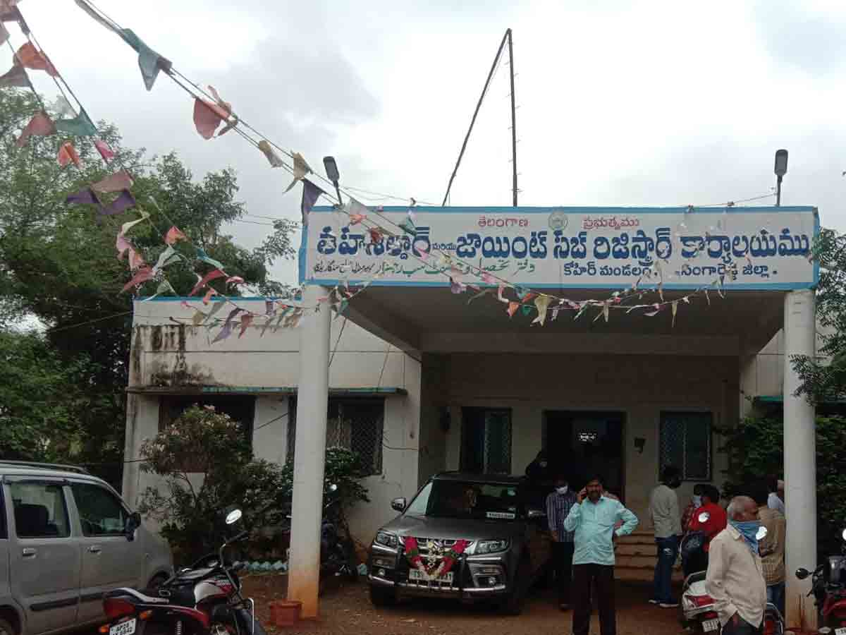 కోహిర్ తహసీల్దార్ కార్యాలయంలో ఏసీబీ దాడులు