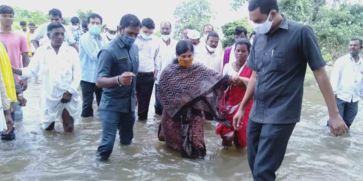 వాగు దాటి.. గర్భిణి మృతిపై ఆరా తీసిన కలెక్టర్‌ సిక్తా పట్నాయక్‌