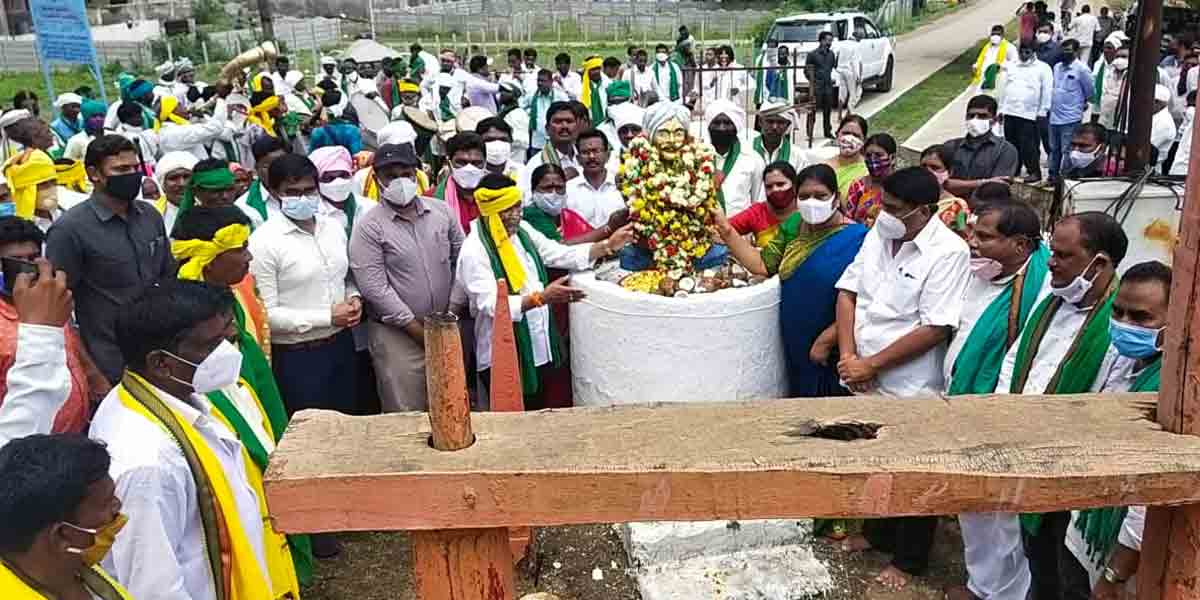 ఆదివాసీల సంక్షేమానికి ప్రభుత్వం పెద్దపీట : కోవ లక్ష్మి