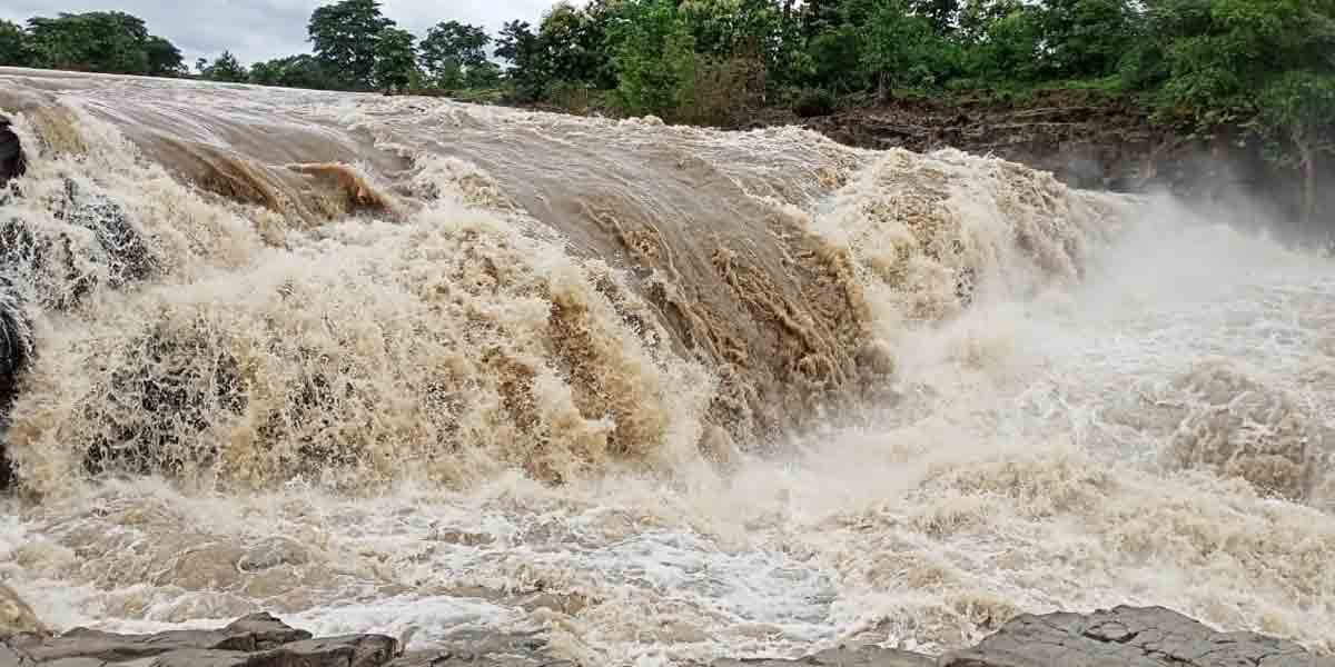 పొంగిపొర్లుతున్న పొచ్చెర జలపాతం