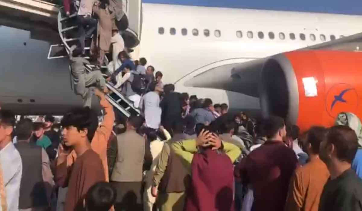 Afghanistan: ఒక్క విమానం.. వేల మంది పోటీ.. కాబూల్‌లో దారుణ ప‌రిస్థితులు
