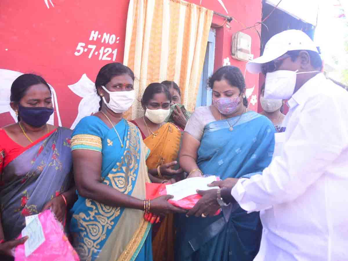 కల్యాణ లక్ష్మి చెక్కులు పంపిణీ చేసిన మంత్రి పువ్వాడ