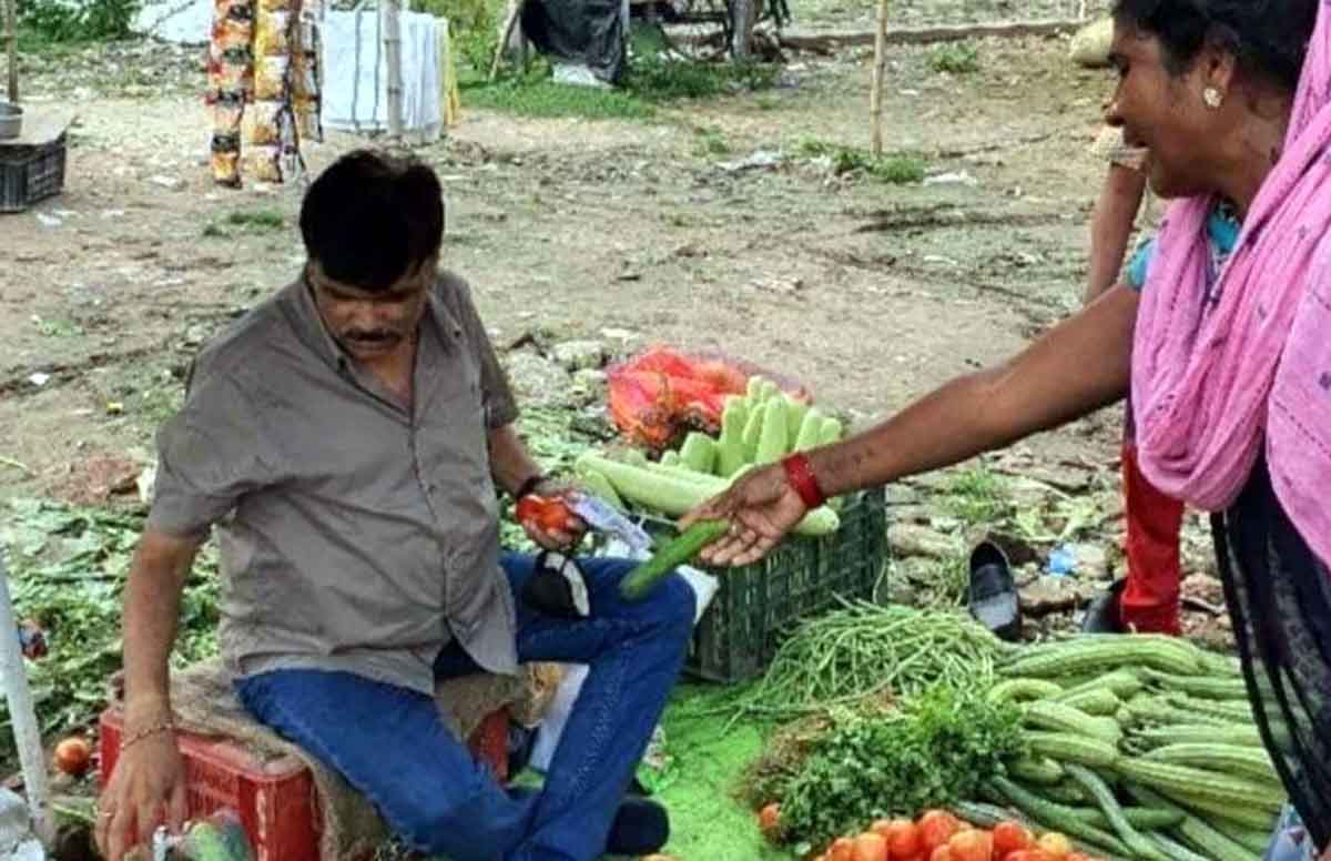 Viral Photo : కూరగాయ‌లు అమ్ముతున్న ఐఏఎస్ అధికారి.. ఫోటో వైర‌ల్‌