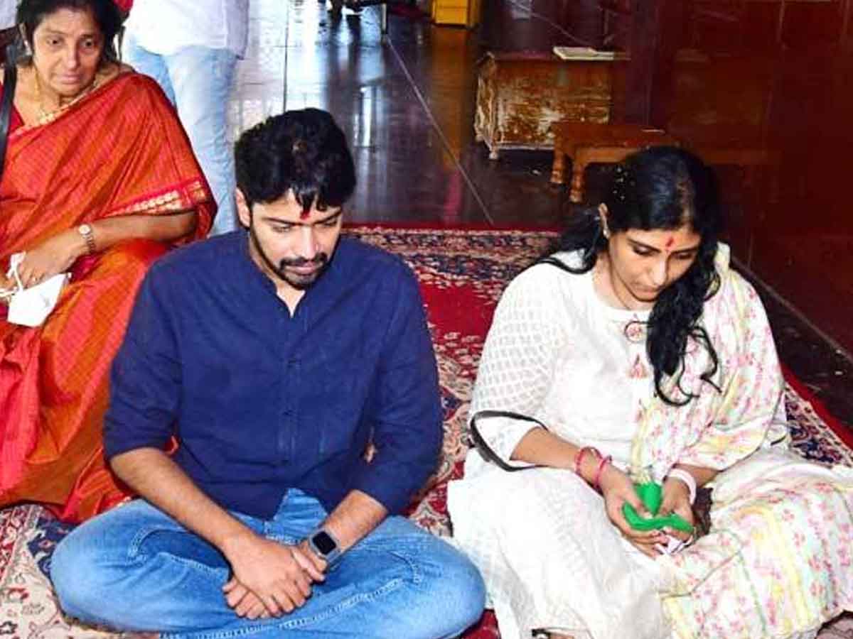 విజ‌యవాడ అమ్మ‌వారిని ద‌ర్శించుకున్న అల్ల‌రి న‌రేష్ దంప‌తులు