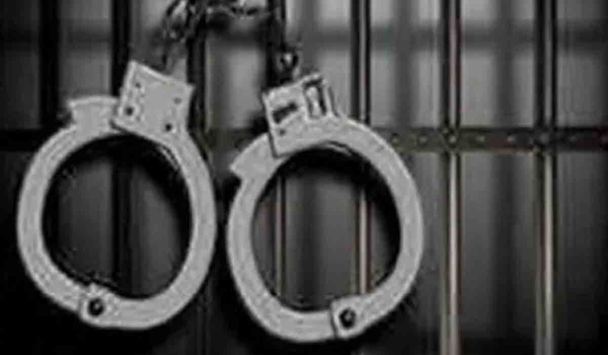 న‌కిలీ డాక్యుమెంట్ల త‌యారీ ముఠా అరెస్టు