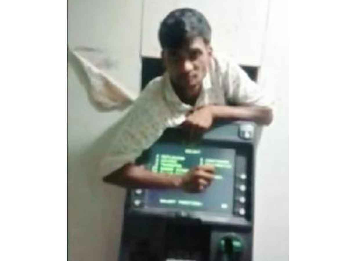 ఎరక్క‌పోయి ఏటీఎం మిష‌న్‌లో ఇరుక్కున్నాడు.. దొంగ‌తనానికి వ‌చ్చి అడ్డంగా బుక్క‌య్యాడు