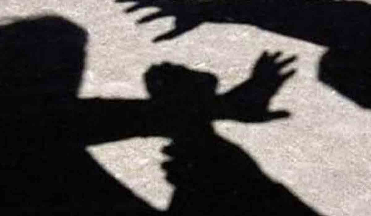 మాజీ ప్రియుడిపై యాసిడ్ పోసి కత్తితో పొడిచిన మహిళ