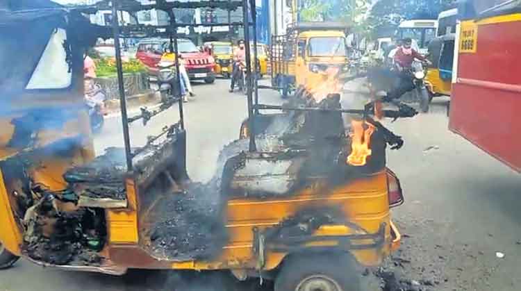 కడుపుమండి.. బతుకుబండిని కాల్చేసి!