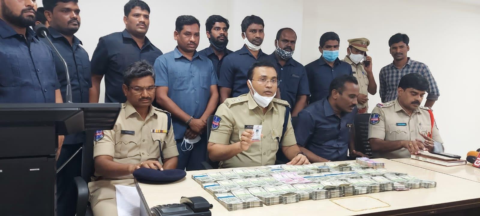 తక్కువ ధరకే బంగారం అంటూ మోసాలు- ఇద్దరు కేటుగాళ్ల అరెస్టు