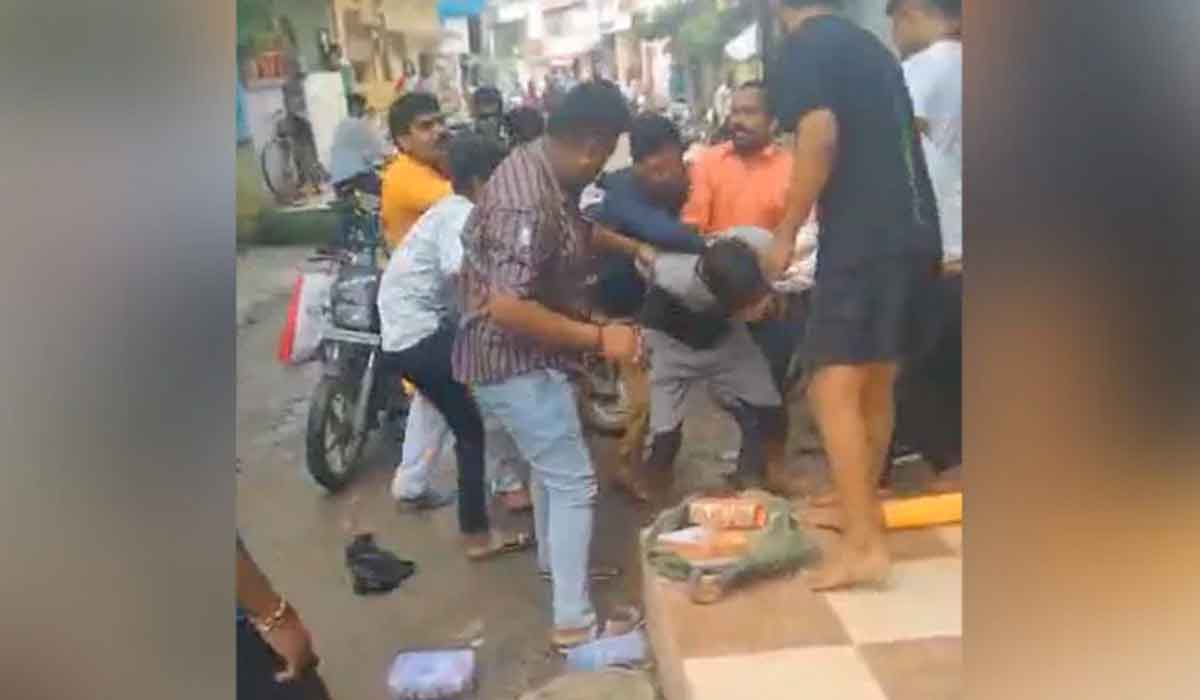 Bangle Seller: గాజులు అమ్మేవాడిని చిత‌క్కొట్టారు.. ఎందుకంటే