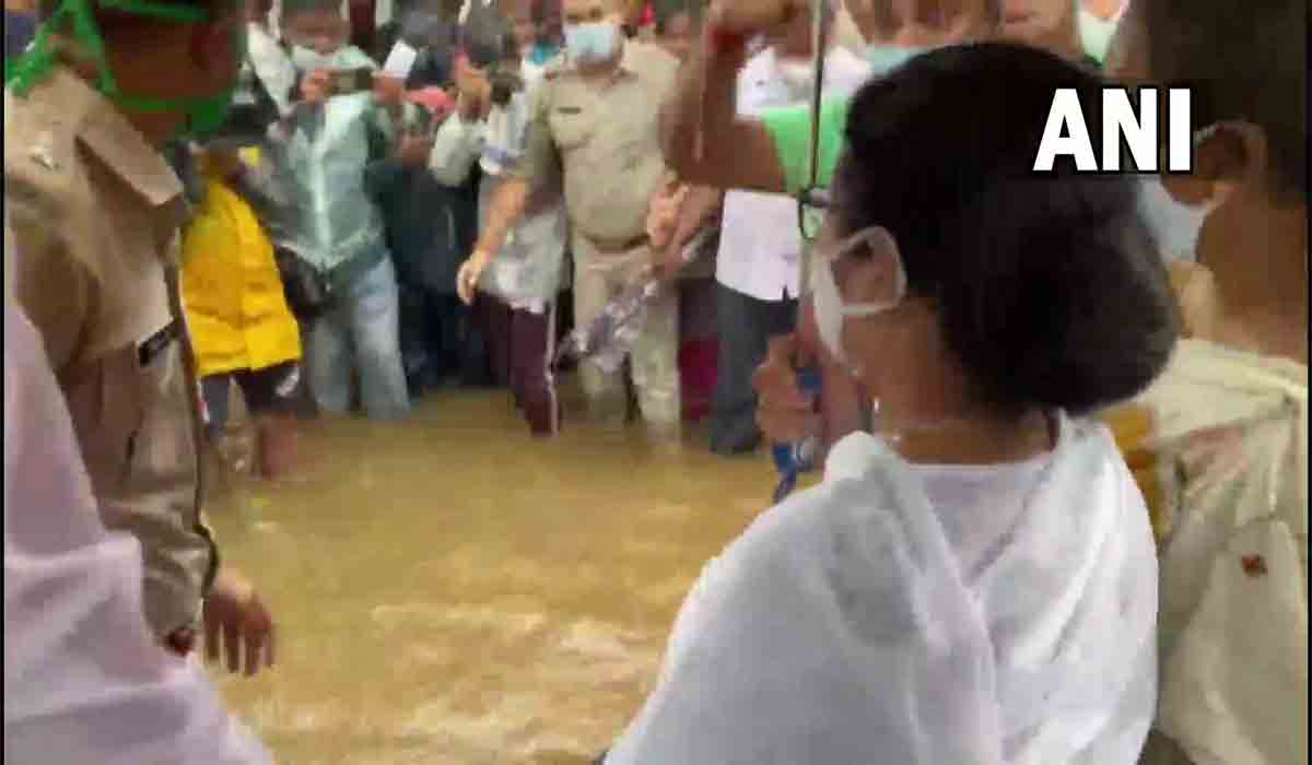 మ‌మ‌తాకు ఫోన్ చేసిన మోదీ.. ఆదుకుంటామ‌ని హామీ