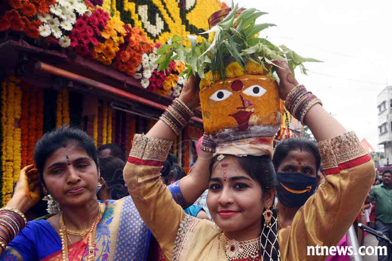 Lal Darwaza Bonalu : బోనమెత్తిన భాగ్యనగరం..