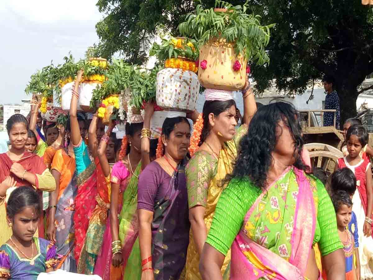 బోనమ్మ దేవతకు బోనమెత్తిన మహిళలు..