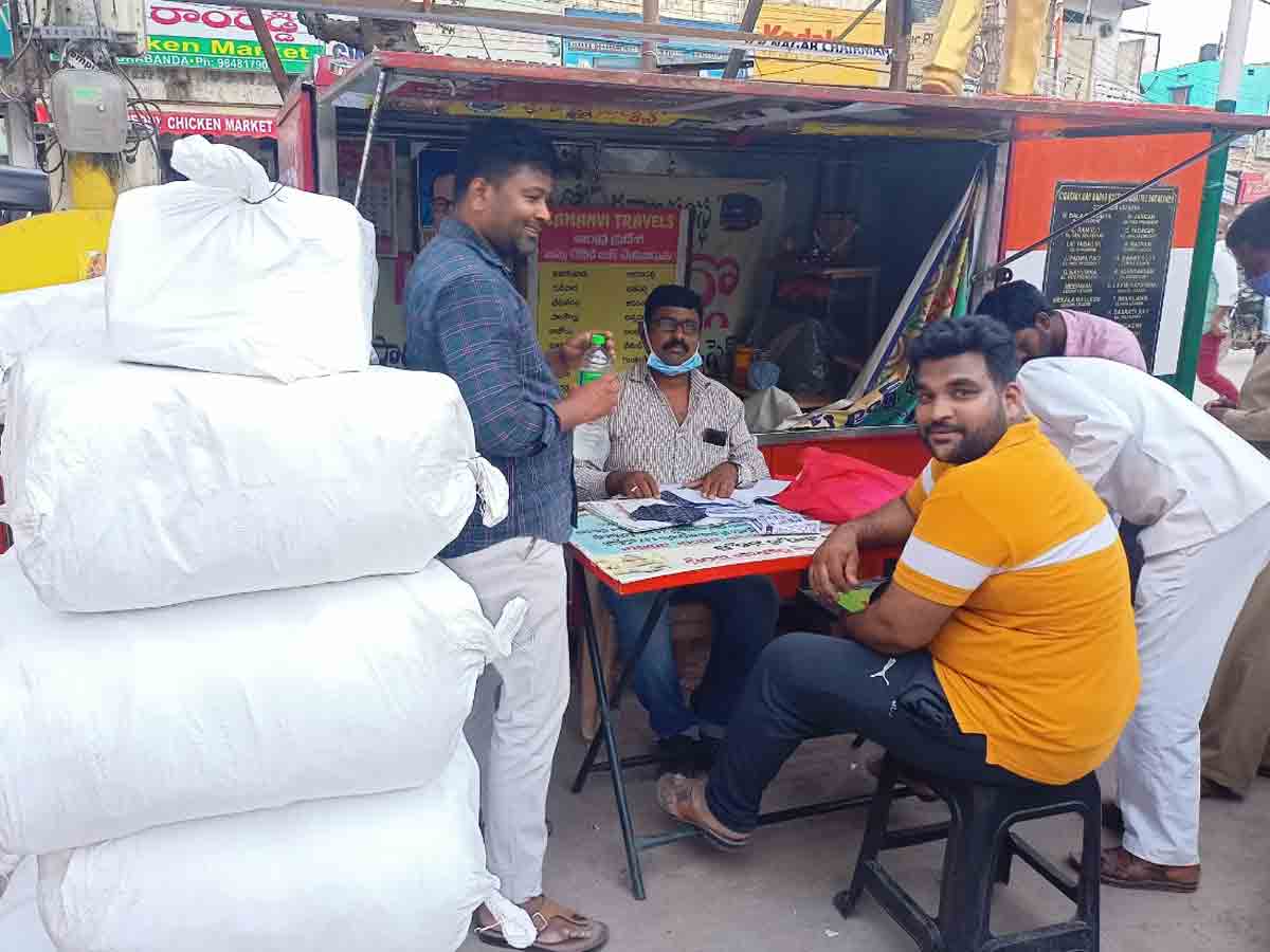 బోరబండలో మొబైల్‌ బస్‌పాస్‌ కౌంటర్‌ ఏర్పాటు