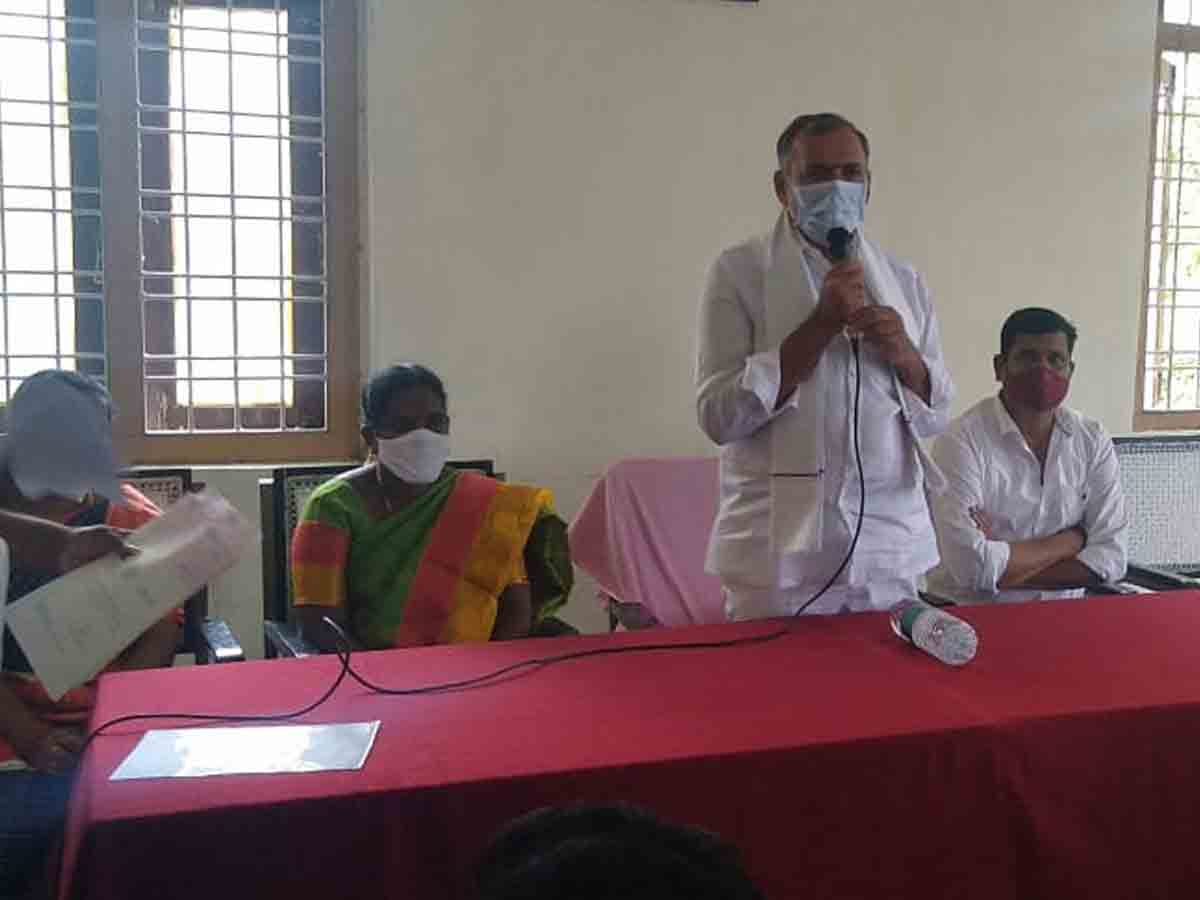 సీఎంఆర్‌ఎఫ్‌ చెక్కులు పంపిణీ చేసిన ఎమ్మెల్యే గండ్ర