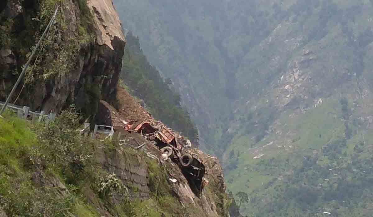 హిమాచ‌ల్‌లో విరిగిప‌డ్డ కొండ‌చ‌రియ‌లు.. శిథిలాల కింద బ‌స్సు, ట్ర‌క్కు