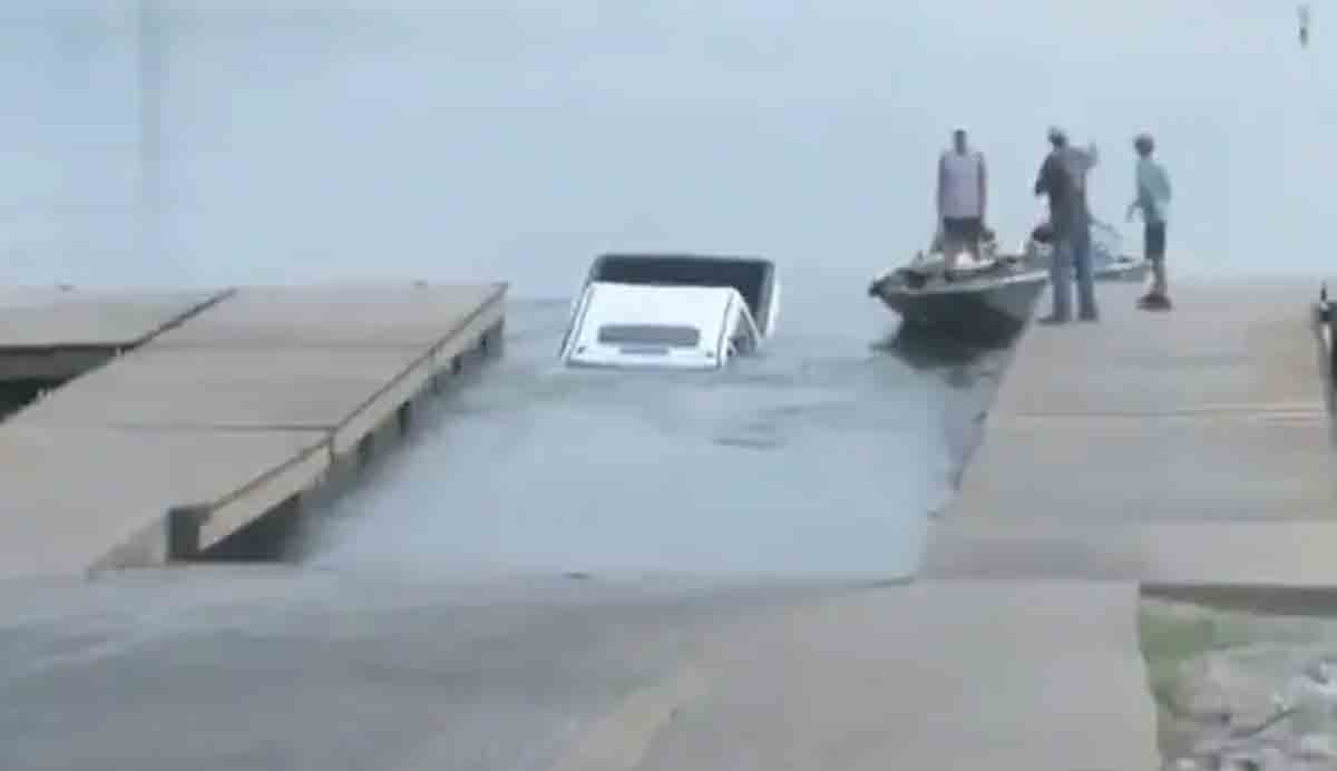 Viral Video :  లైవ్ క‌వ‌రేజ్ ప‌క్క‌న పెట్టి ఈ రిపోర్ట‌ర్ ఏం చేశాడో చూడండి