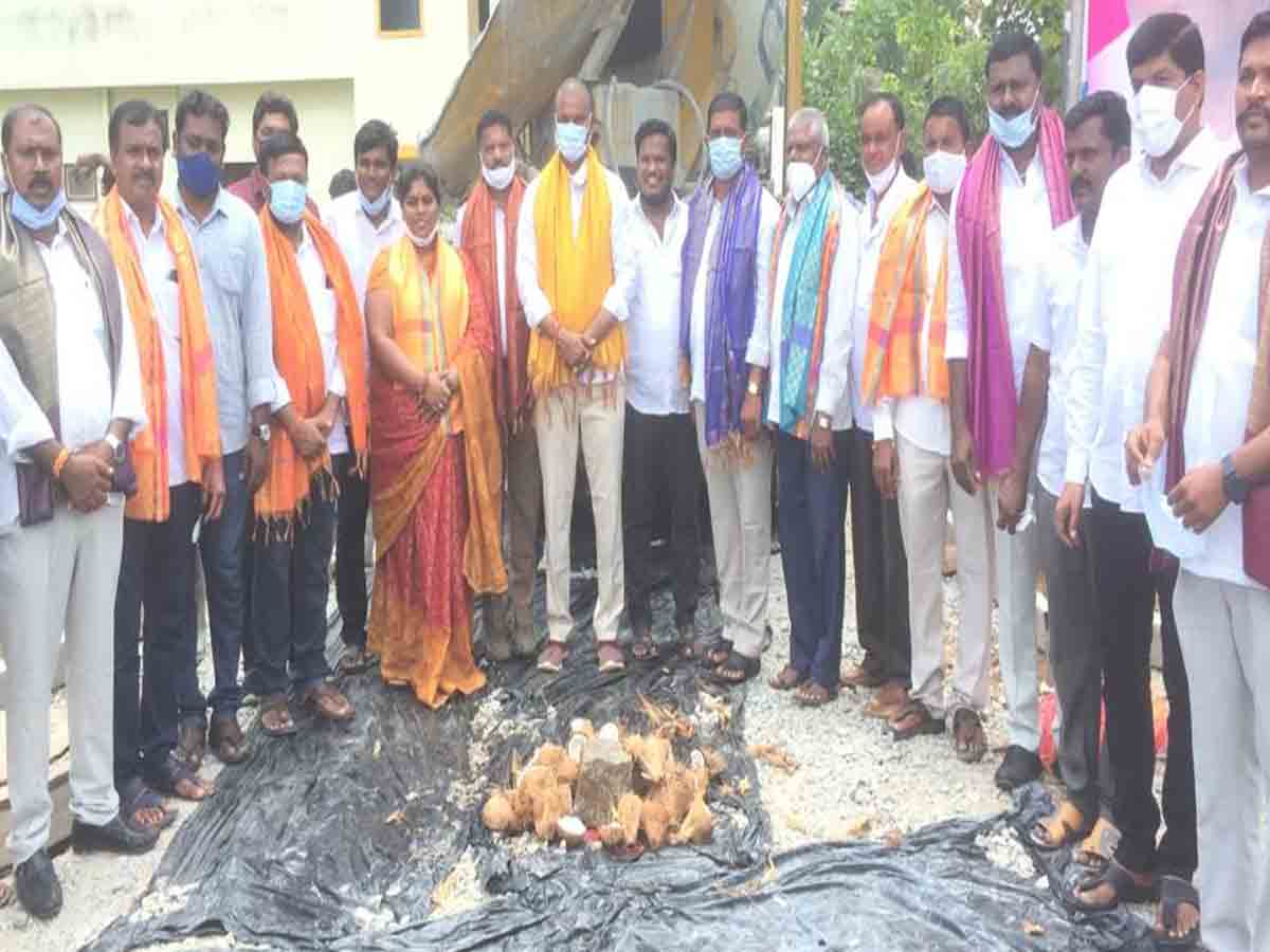 రూ.11లక్షలతో సీసీరోడ్డు నిర్మాణ పనులు ప్రారంభం..