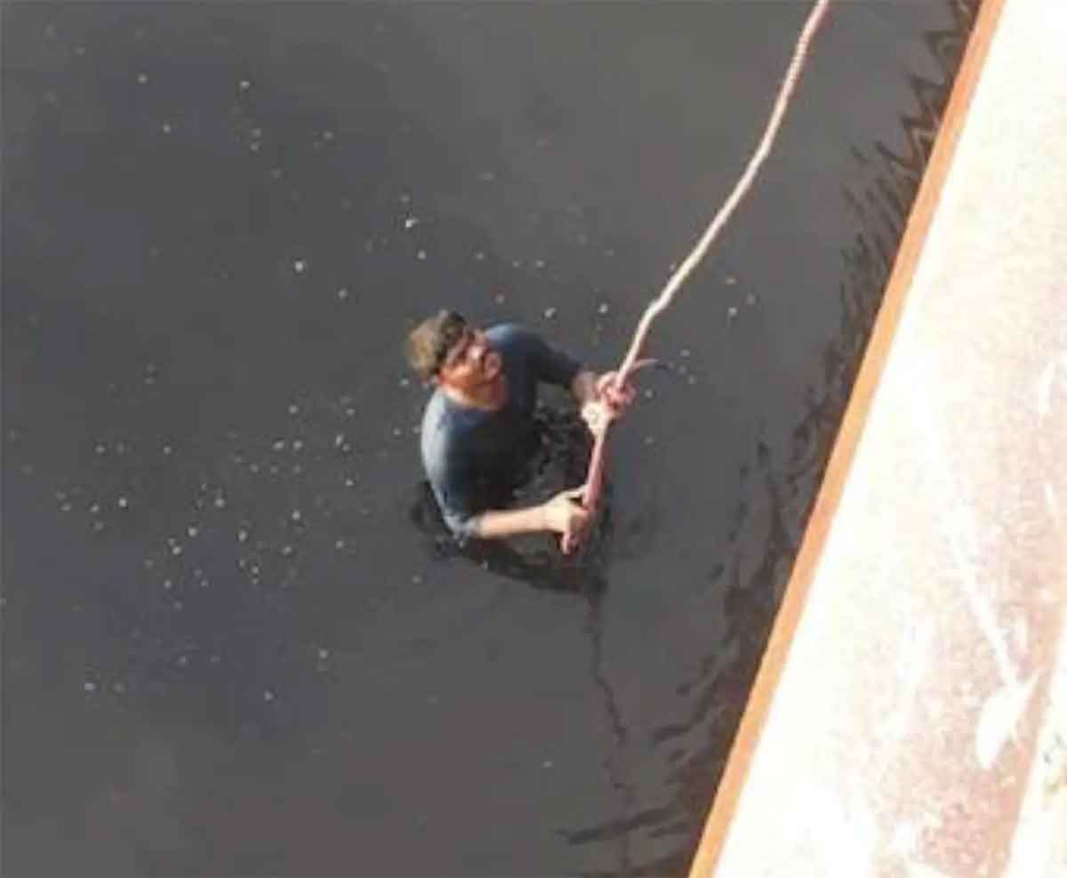 Selfie : సెల్ఫీ తీసుకుంటూ న‌దిలో ప‌డిపోయాడు.. రాత్రంతా నీటిలోనే జాగారం చేశాడు