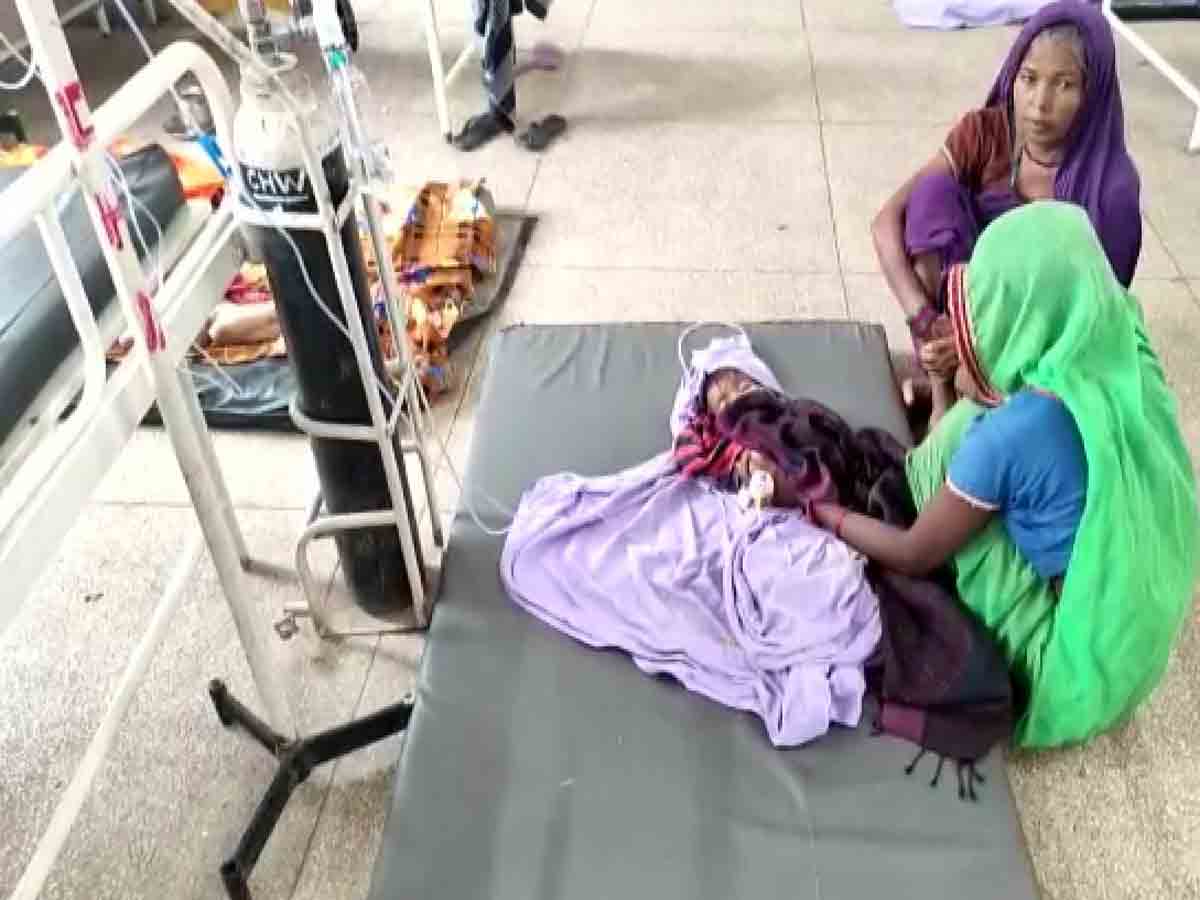 పిల్లలకు నేలపై చికిత్స.. అధికారులు ఆగ్రహం