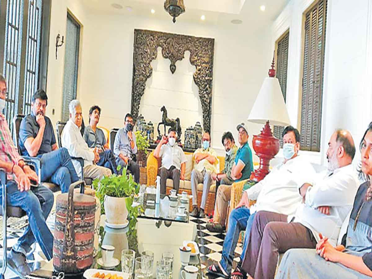 చిరంజీవి ఇంట్లో సినీ పెద్ద‌లు భేటి..!