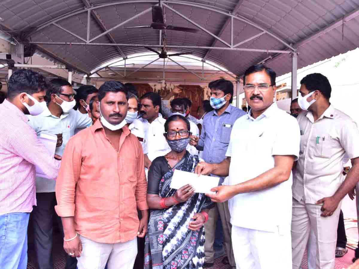 సీఎంఆర్‌ఎఫ్‌ చెక్కులు పంపిణీ చేసిన మంత్రి నిరంజన్​రెడ్డి