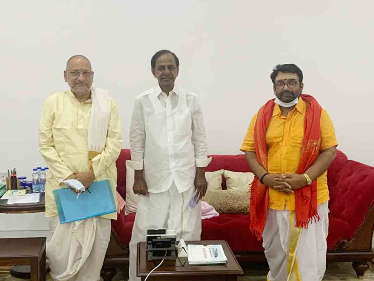 శ్రీ‌విద్యా యాగంలో పాల్గొనాల్సిందిగా సీఎం కేసీఆర్‌కు ఆహ్వానం