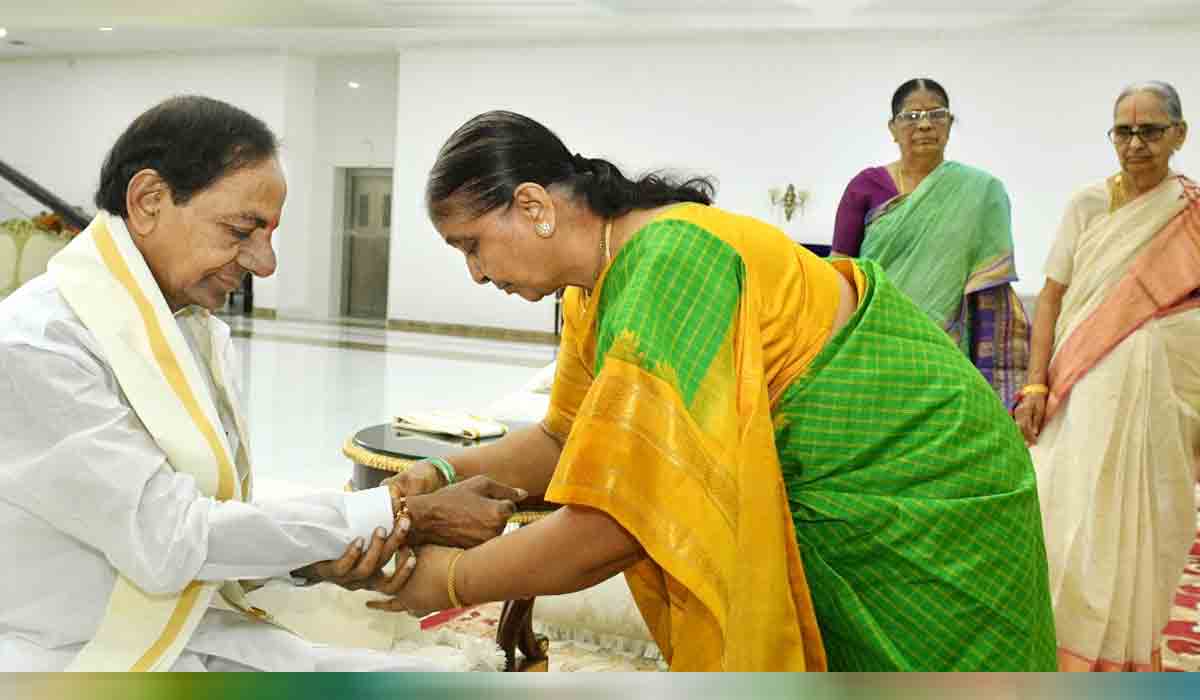 సీఎం కేసీఆర్‌కు రాఖీ క‌ట్టిన అక్కాచెల్లెళ్లు