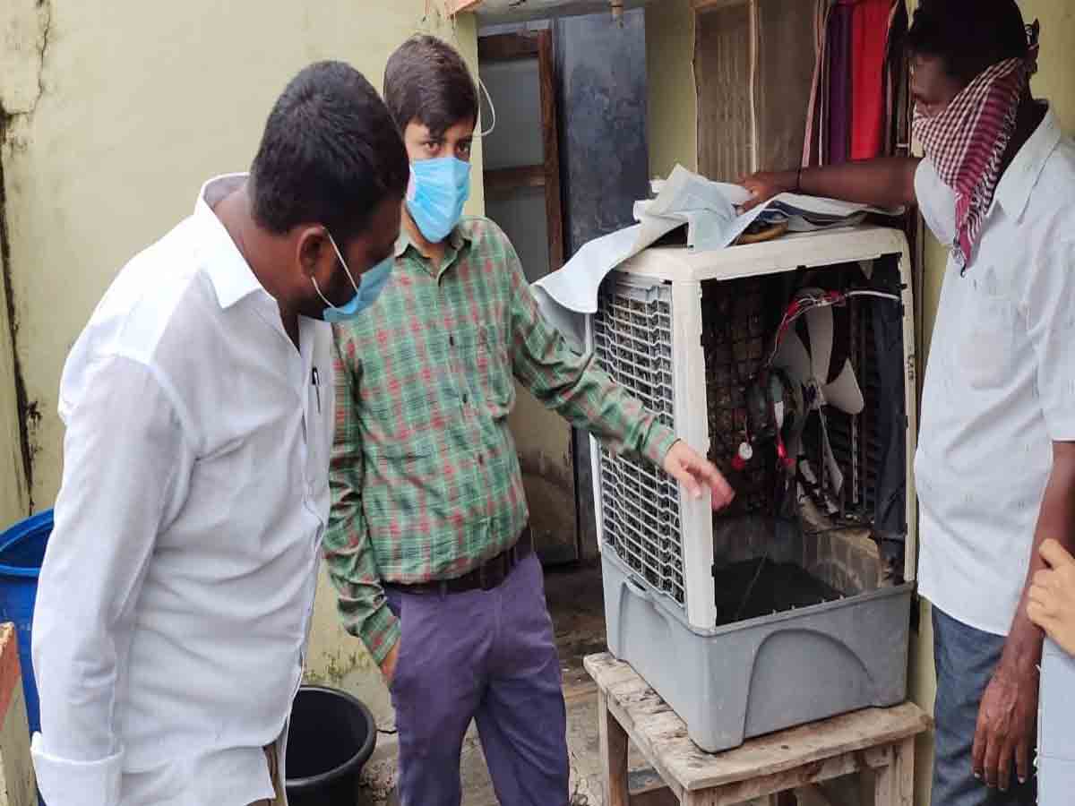 Be alert | డెంగ్యూ కేసులు నమోదైన ప్రాంతాల్లో పర్యటించిన మున్సిపల్ కమిషనర్ అనురాగ్ జయంతి..