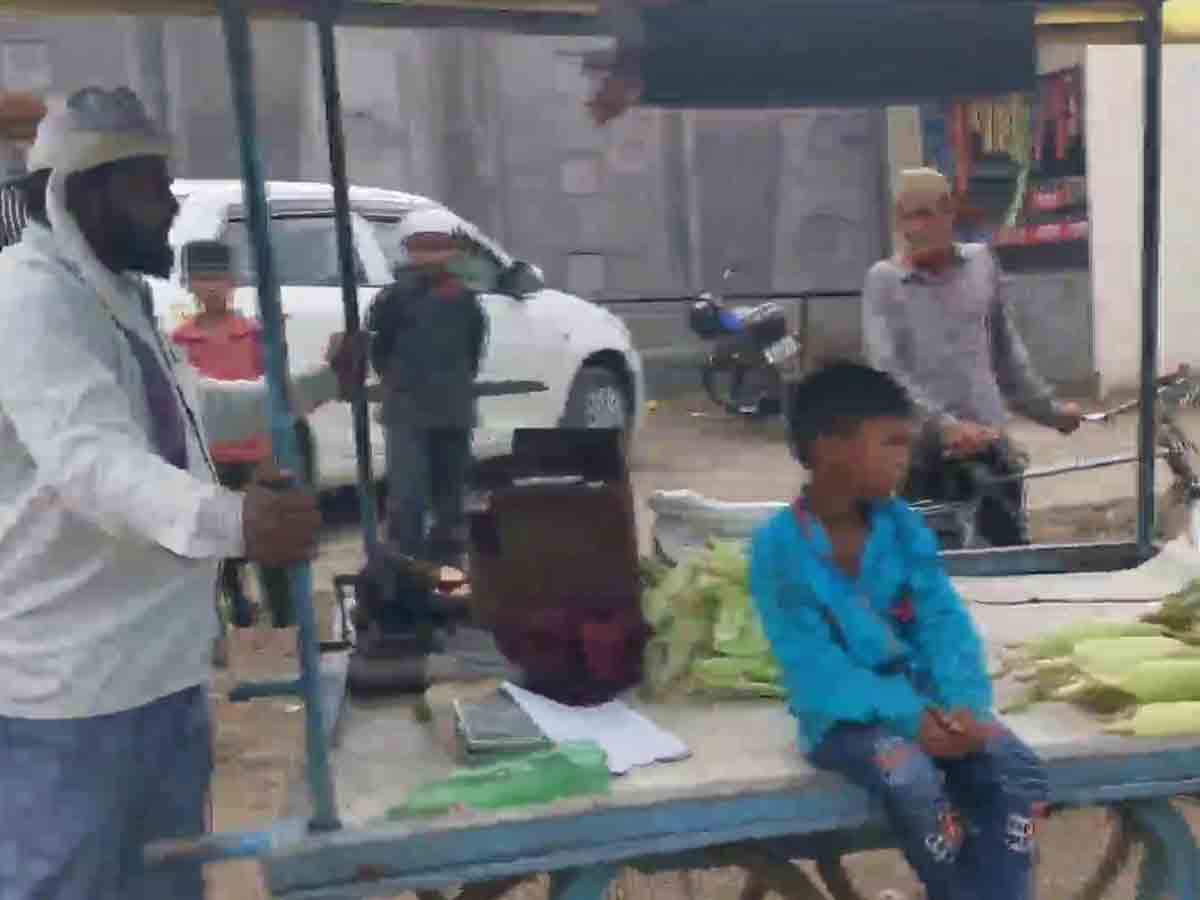 రోడ్డు పక్కన బండిపై మొక్కజొన్నలు కాల్చి అమ్ముతున్న కౌన్సిలర్‌