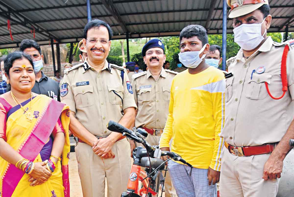 అవధులు లేని బాలుడి ఆనందం