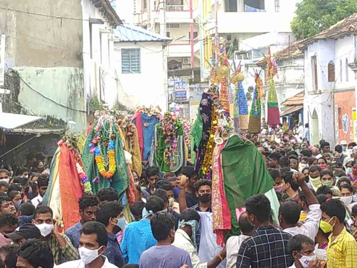 భక్తి శ్రద్దలతో మొహర్రం.. పులివేషాలతో సందడి