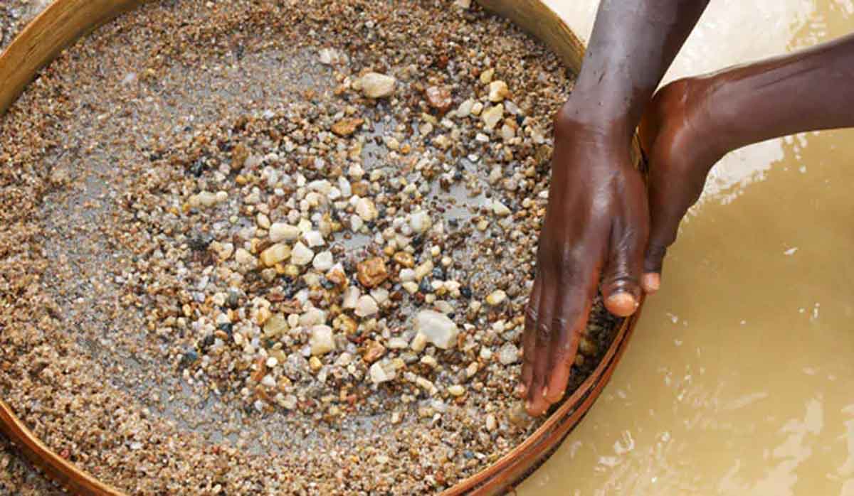 Diamonds : ఇది క‌దా ల‌క్కు అంటే.. ఆ రైతు పొలంలో వ‌జ్రాల పంట‌..