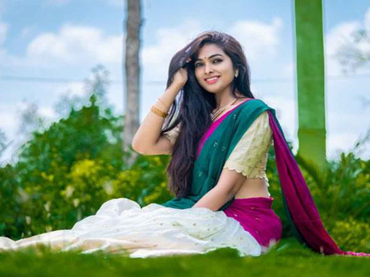 మ‌రో క్రేజీ ఆఫ‌ర్ అందుకున్న బిగ్ బాస్ బ్యూటీ..!