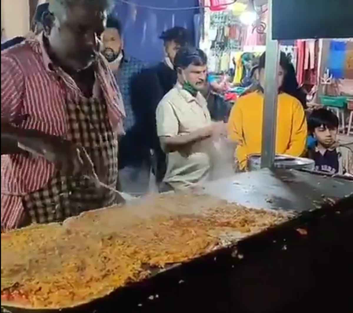 Dosa Maker : నీ ముందు రోబోలు ఏం ప‌నిచేస్తాయి.. రోబోల‌కే తాత‌వు నువ్వు.. ఆనంద్ మ‌హీంద్రా వీడియో వైర‌ల్‌